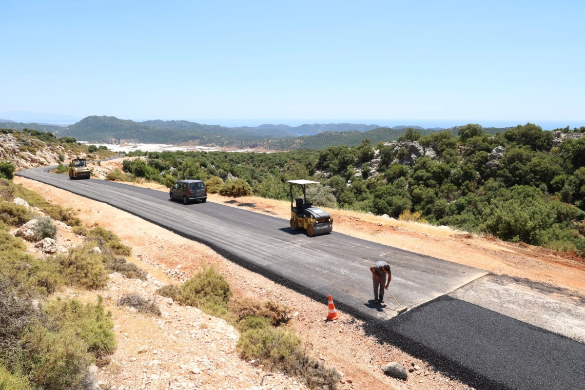 Antalya B&uuml;y&uuml;kşehir'den Demre-Kaş yolunda asfalt &ccedil;alışması