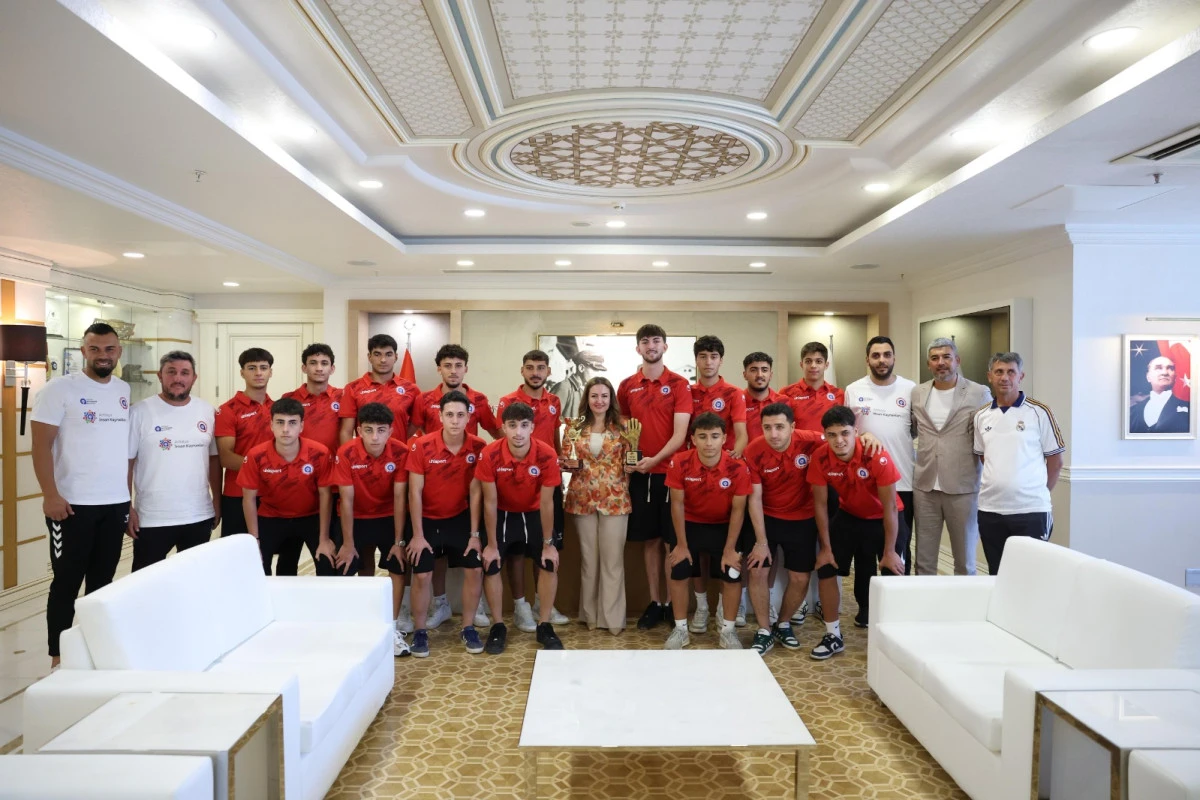 Antalya B&uuml;y&uuml;kşehir'in şampiyon sporcularından &Ouml;zdemir'e ziyaret