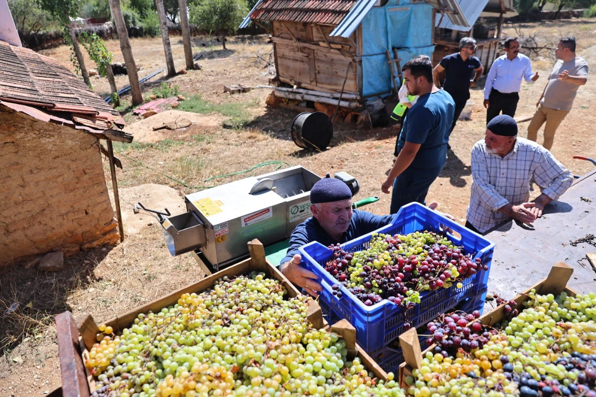 Antalya Elmalı&rsquo;da &uuml;z&uuml;m &uuml;reticilerine makine desteği