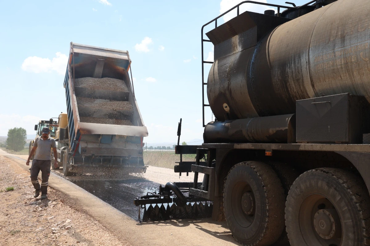 Antalya Korkuteli&rsquo;de 3 kilometrelik yol asfaltlandı