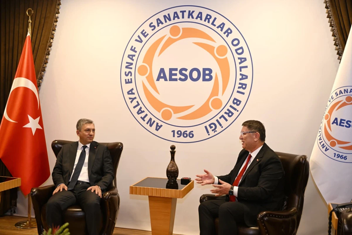 Antalya Valisi Şahin, AESOB&rsquo;da esnafla buluştu