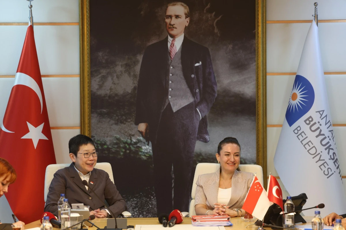 Antalya ve Singapur&rsquo;dan iş birliği adımı! &Ouml;zdemir, Singapur B&uuml;y&uuml;kel&ccedil;isi&rsquo;ni ağırladı