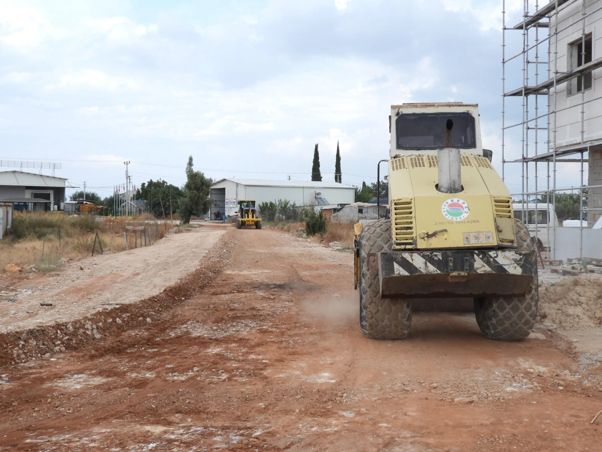 Antalya Zeytinlik'te 2 bin 350 metrelik yol asfalta hazırlanıyor