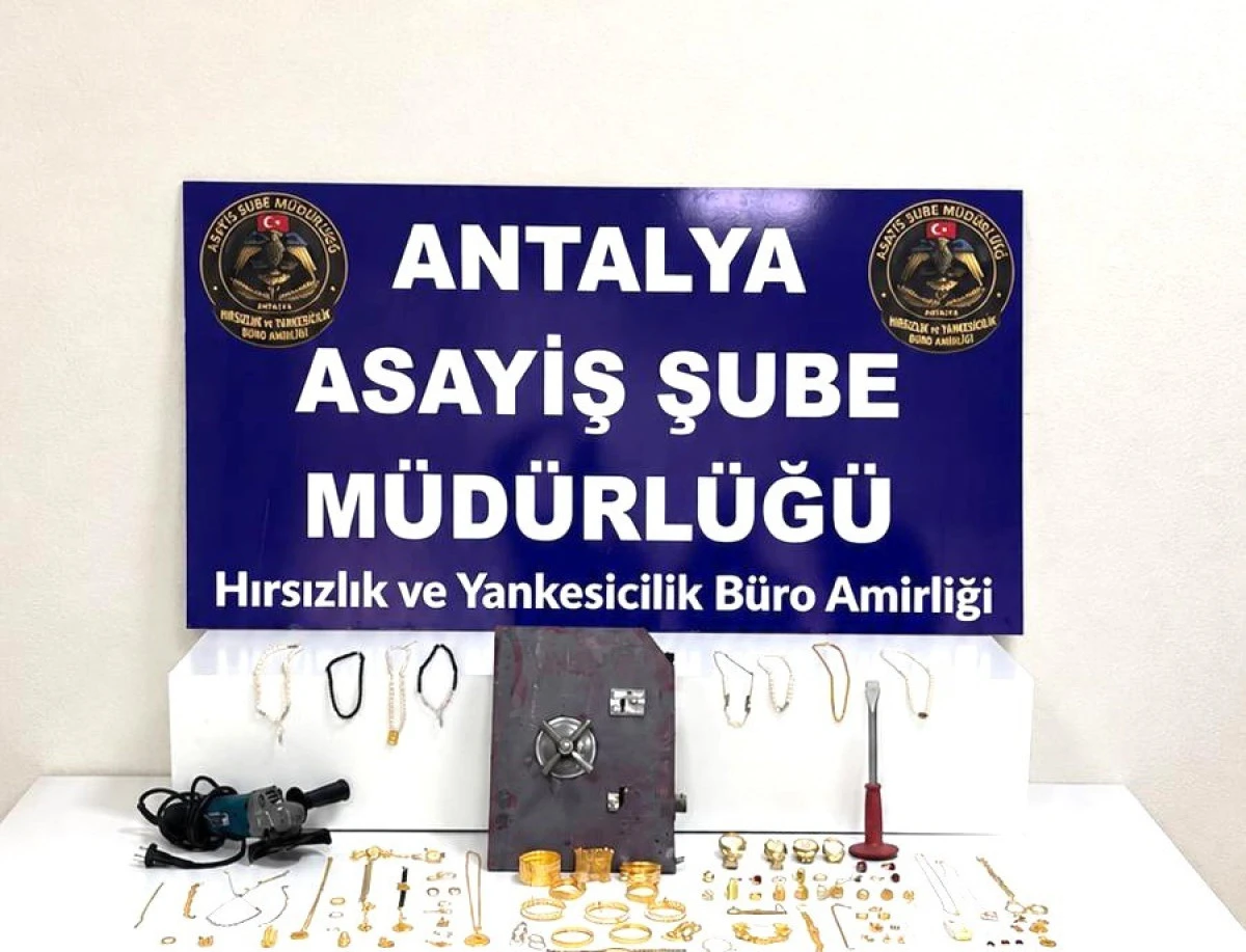 Antalya'da &ccedil;elik kasadan hırsızlık! 3 şahıs tutuklandı