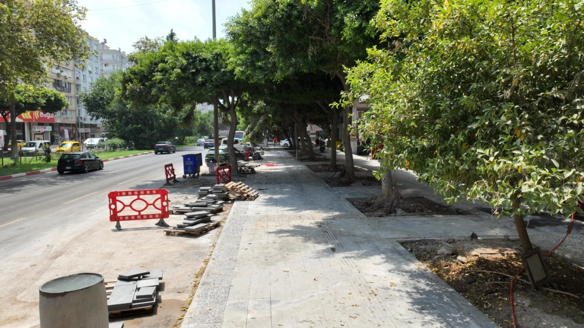 Antalya&rsquo;da &uuml;&ccedil; bulvarda yenileme s&uuml;r&uuml;yor
