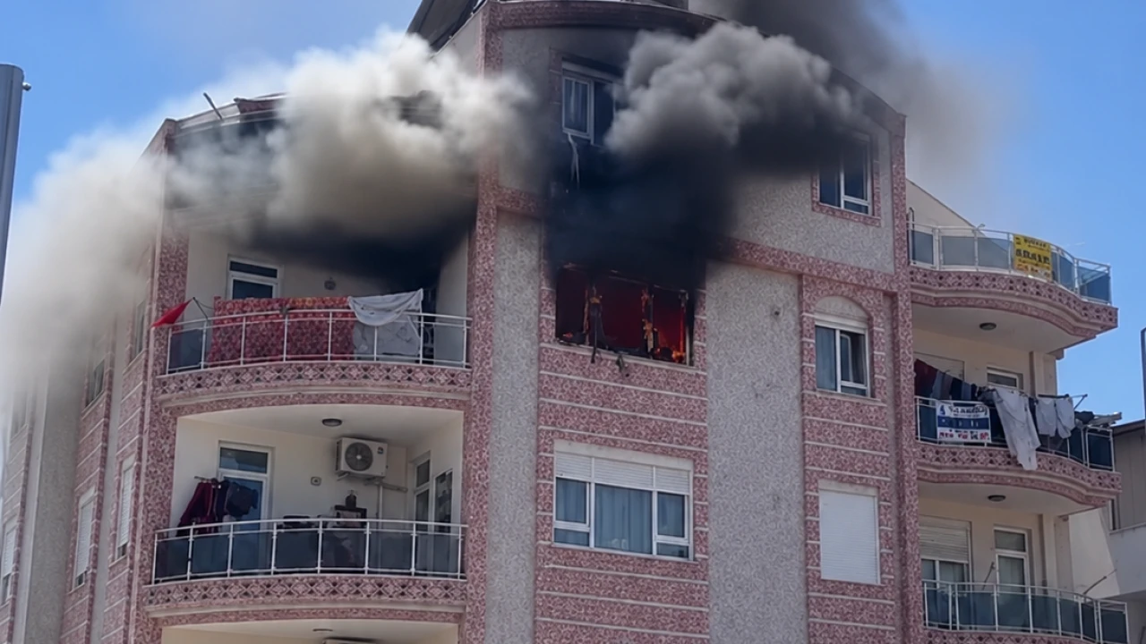 Antalya'da yangın paniği! Duman g&ouml;ky&uuml;z&uuml;n&uuml; kapladı