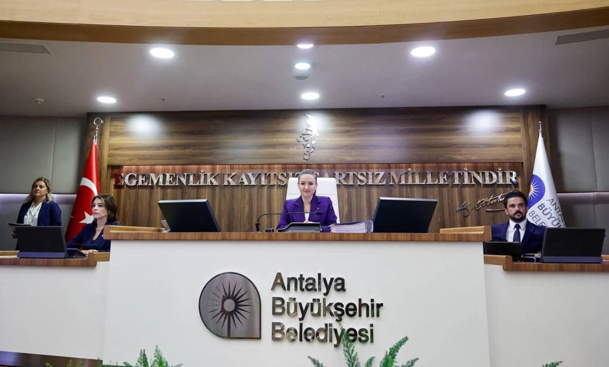 B&uuml;y&uuml;kşehir Meclisi&rsquo;nde g&ouml;r&uuml;ş&uuml;ld&uuml;! Antalya'da milyarlık yatırımlar s&uuml;r&uuml;yor