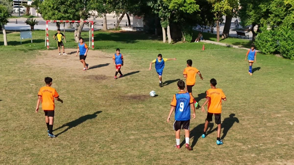 Muratpaşa'da &ccedil;ocuklara &uuml;cretsiz futbol eğitimi